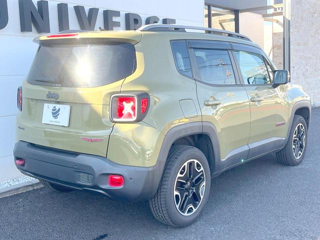 ジープ・レネゲード トレイルホーク　４ＷＤ　オープンエアルーフ　Ｂｌｕｅｔｏｏｔｈ　リアカメラ　クリアランスソナー　スマートエントリー　クルーズコントロール　ブラインドスポットアシスト　ＨＩＤヘッド　純正１７インチＡＷ　ＥＴＣ　禁煙車（17枚目）