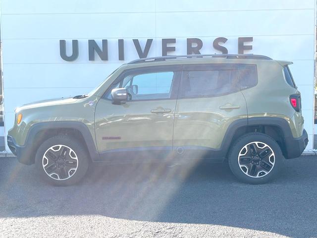 ジープ・レネゲード トレイルホーク　４ＷＤ　オープンエアルーフ　Ｂｌｕｅｔｏｏｔｈ　リアカメラ　クリアランスソナー　スマートエントリー　クルーズコントロール　ブラインドスポットアシスト　ＨＩＤヘッド　純正１７インチＡＷ　ＥＴＣ　禁煙車（22枚目）