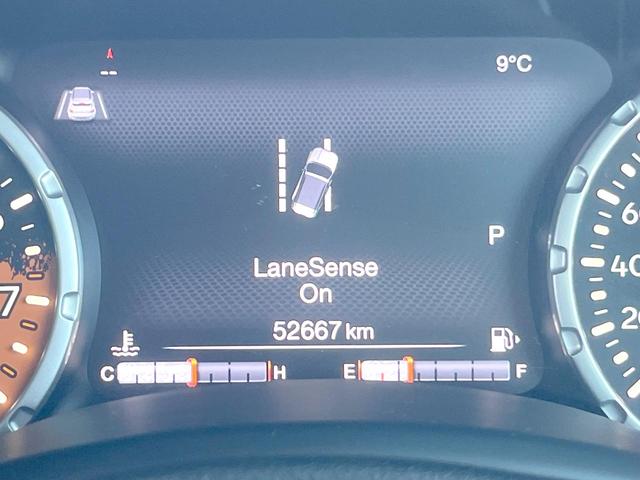 ジープ・レネゲード トレイルホーク　４ＷＤ　オープンエアルーフ　Ｂｌｕｅｔｏｏｔｈ　リアカメラ　クリアランスソナー　スマートエントリー　クルーズコントロール　ブラインドスポットアシスト　ＨＩＤヘッド　純正１７インチＡＷ　ＥＴＣ　禁煙車（27枚目）