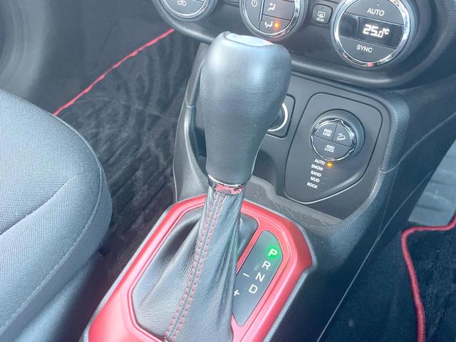 ジープ・レネゲード トレイルホーク　４ＷＤ　オープンエアルーフ　Ｂｌｕｅｔｏｏｔｈ　リアカメラ　クリアランスソナー　スマートエントリー　クルーズコントロール　ブラインドスポットアシスト　ＨＩＤヘッド　純正１７インチＡＷ　ＥＴＣ　禁煙車（33枚目）