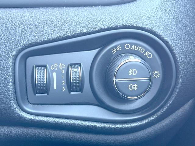 ジープ・レネゲード トレイルホーク　４ＷＤ　オープンエアルーフ　Ｂｌｕｅｔｏｏｔｈ　リアカメラ　クリアランスソナー　スマートエントリー　クルーズコントロール　ブラインドスポットアシスト　ＨＩＤヘッド　純正１７インチＡＷ　ＥＴＣ　禁煙車（41枚目）