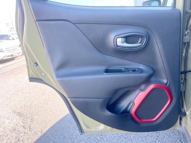 ジープ・レネゲード トレイルホーク　４ＷＤ　オープンエアルーフ　Ｂｌｕｅｔｏｏｔｈ　リアカメラ　クリアランスソナー　スマートエントリー　クルーズコントロール　ブラインドスポットアシスト　ＨＩＤヘッド　純正１７インチＡＷ　ＥＴＣ　禁煙車（44枚目）