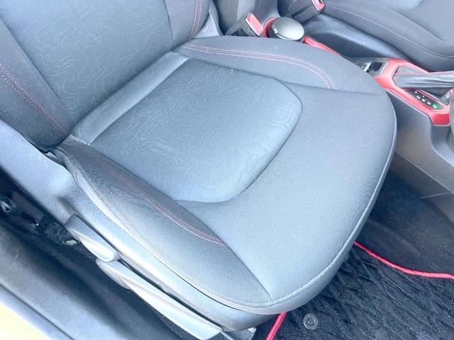 ジープ・レネゲード トレイルホーク　４ＷＤ　オープンエアルーフ　Ｂｌｕｅｔｏｏｔｈ　リアカメラ　クリアランスソナー　スマートエントリー　クルーズコントロール　ブラインドスポットアシスト　ＨＩＤヘッド　純正１７インチＡＷ　ＥＴＣ　禁煙車（47枚目）