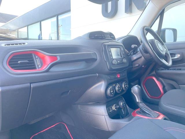 ジープ・レネゲード トレイルホーク　４ＷＤ　オープンエアルーフ　Ｂｌｕｅｔｏｏｔｈ　リアカメラ　クリアランスソナー　スマートエントリー　クルーズコントロール　ブラインドスポットアシスト　ＨＩＤヘッド　純正１７インチＡＷ　ＥＴＣ　禁煙車（52枚目）