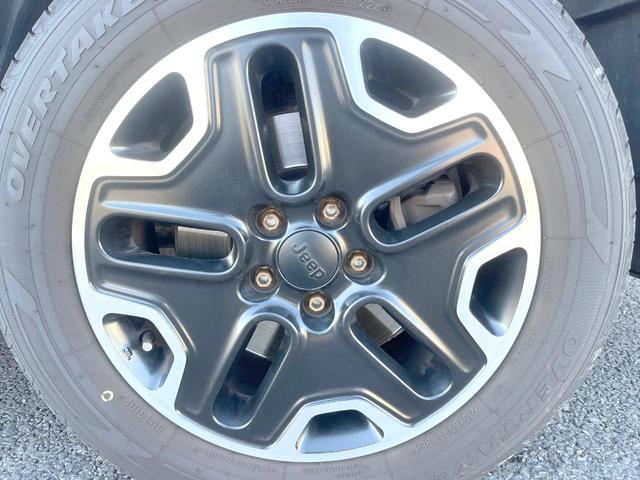 ジープ・レネゲード トレイルホーク　４ＷＤ　オープンエアルーフ　Ｂｌｕｅｔｏｏｔｈ　リアカメラ　クリアランスソナー　スマートエントリー　クルーズコントロール　ブラインドスポットアシスト　ＨＩＤヘッド　純正１７インチＡＷ　ＥＴＣ　禁煙車（53枚目）