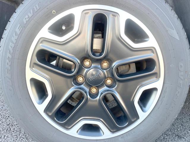 ジープ・レネゲード トレイルホーク　４ＷＤ　オープンエアルーフ　Ｂｌｕｅｔｏｏｔｈ　リアカメラ　クリアランスソナー　スマートエントリー　クルーズコントロール　ブラインドスポットアシスト　ＨＩＤヘッド　純正１７インチＡＷ　ＥＴＣ　禁煙車（55枚目）