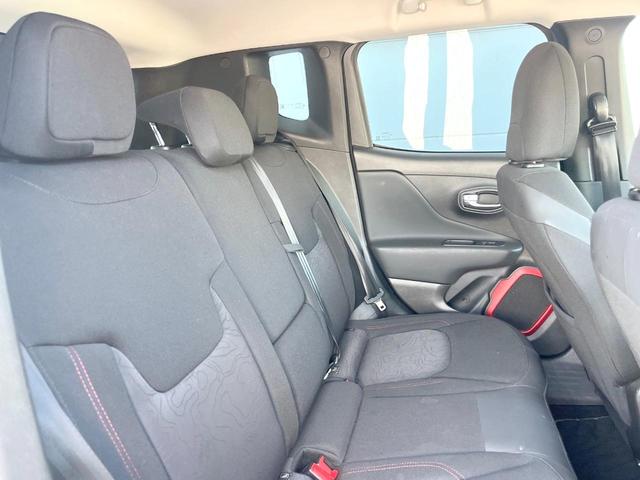 ジープ・レネゲード トレイルホーク　ＡｐｐｌｅＣａｒＰｌａｙ　純正ナビ　バックカメラ　クルーズコントロール　ＨＩＤヘッド　クリアランスソナー　スマートキー　１７インチアルミ　ＥＴＣ　禁煙車（9枚目）