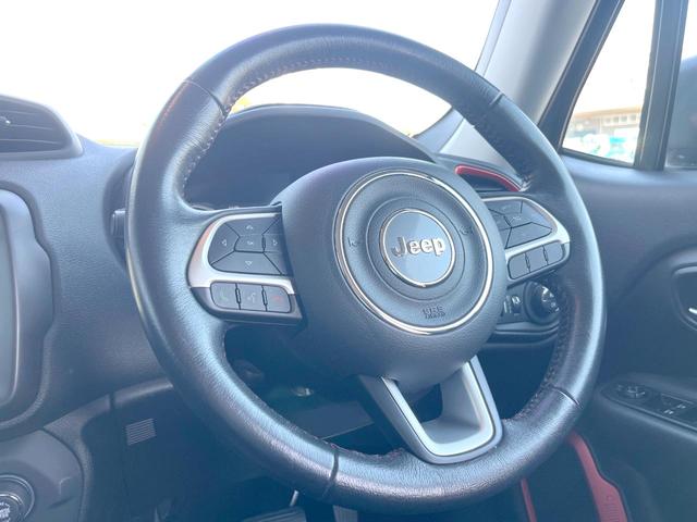ジープ・レネゲード トレイルホーク　ＡｐｐｌｅＣａｒＰｌａｙ　純正ナビ　バックカメラ　クルーズコントロール　ＨＩＤヘッド　クリアランスソナー　スマートキー　１７インチアルミ　ＥＴＣ　禁煙車（11枚目）