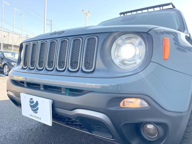 ジープ・レネゲード トレイルホーク　ＡｐｐｌｅＣａｒＰｌａｙ　純正ナビ　バックカメラ　クルーズコントロール　ＨＩＤヘッド　クリアランスソナー　スマートキー　１７インチアルミ　ＥＴＣ　禁煙車（12枚目）