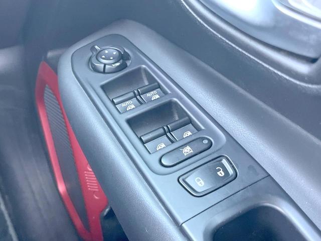 ジープ・レネゲード トレイルホーク　ＡｐｐｌｅＣａｒＰｌａｙ　純正ナビ　バックカメラ　クルーズコントロール　ＨＩＤヘッド　クリアランスソナー　スマートキー　１７インチアルミ　ＥＴＣ　禁煙車（28枚目）