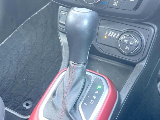 ジープ・レネゲード トレイルホーク　ＡｐｐｌｅＣａｒＰｌａｙ　純正ナビ　バックカメラ　クルーズコントロール　ＨＩＤヘッド　クリアランスソナー　スマートキー　１７インチアルミ　ＥＴＣ　禁煙車（41枚目）