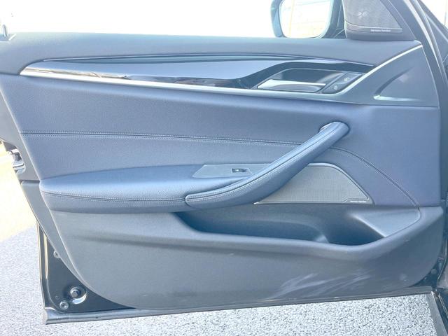 ５シリーズ ５３０ｉ　エディション　ミッション：インポッシブル　特別仕様車　ナイトブルー革スポーツシート　ｈａｒｍａｎ／ｋａｒｄｏｎサウンドシステム　ヘッドアップディスプレイ　アダプティブサスペンション　純正ナビ　全周囲カメラ　アクティブクルーズコントロール（57枚目）