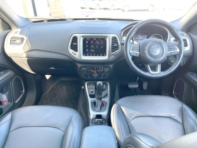ジープ・コンパス Ｓモデル　２６０台限定車　黒革　純正ナビＴＶ　ＡｐｐｌｅＣａｒＰｌａｙ　バックカメラ　アダプティブクルコン　Ｂｅａｔｓサウンド　シートヒーター　ＨＩＤヘッド　オートハイビーム　パワーバックドア　ＥＴＣ　禁煙（2枚目）