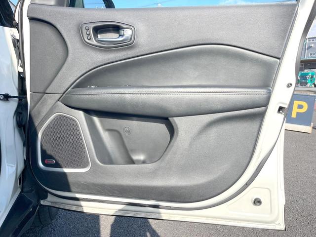 ジープ・コンパス Ｓモデル　２６０台限定車　黒革　純正ナビＴＶ　ＡｐｐｌｅＣａｒＰｌａｙ　バックカメラ　アダプティブクルコン　Ｂｅａｔｓサウンド　シートヒーター　ＨＩＤヘッド　オートハイビーム　パワーバックドア　ＥＴＣ　禁煙（49枚目）