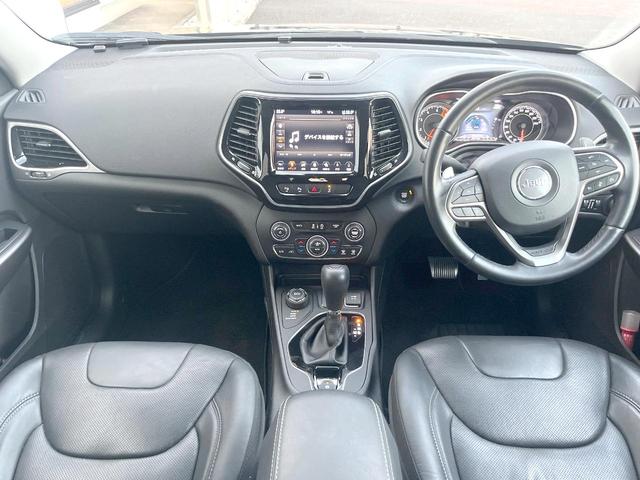 ジープ・チェロキー リミテッド　黒革シート　純正ナビＴＶ　ＡｐｐｌｅＣａｒＰｌａｙ　バックカメラ　アダプティブクルーズコントロール　パワーシート・ヒーター・ベンチレーション　パワーバックドア　ＬＥＤヘッド　ＥＴＣ　禁煙車（2枚目）