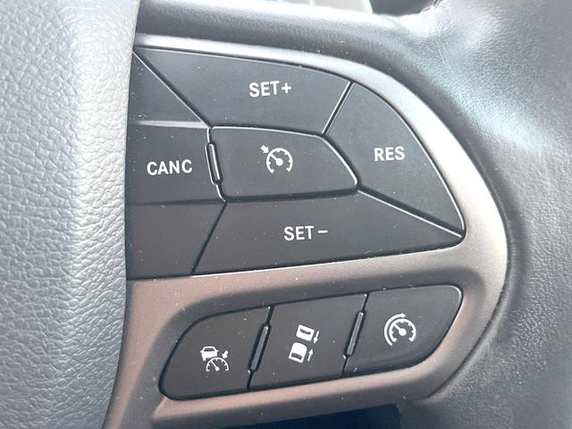 ジープ・チェロキー リミテッド　黒革シート　純正ナビＴＶ　ＡｐｐｌｅＣａｒＰｌａｙ　バックカメラ　アダプティブクルーズコントロール　パワーシート・ヒーター・ベンチレーション　パワーバックドア　ＬＥＤヘッド　ＥＴＣ　禁煙車（7枚目）