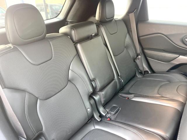 ジープ・チェロキー リミテッド　黒革シート　純正ナビＴＶ　ＡｐｐｌｅＣａｒＰｌａｙ　バックカメラ　アダプティブクルーズコントロール　パワーシート・ヒーター・ベンチレーション　パワーバックドア　ＬＥＤヘッド　ＥＴＣ　禁煙車（11枚目）