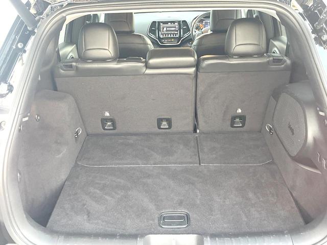 ジープ・チェロキー リミテッド　黒革シート　純正ナビＴＶ　ＡｐｐｌｅＣａｒＰｌａｙ　バックカメラ　アダプティブクルーズコントロール　パワーシート・ヒーター・ベンチレーション　パワーバックドア　ＬＥＤヘッド　ＥＴＣ　禁煙車（12枚目）