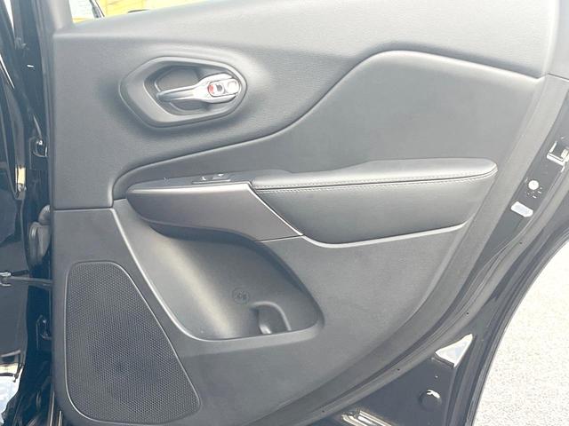 ジープ・チェロキー リミテッド　黒革シート　純正ナビＴＶ　ＡｐｐｌｅＣａｒＰｌａｙ　バックカメラ　アダプティブクルーズコントロール　パワーシート・ヒーター・ベンチレーション　パワーバックドア　ＬＥＤヘッド　ＥＴＣ　禁煙車（54枚目）
