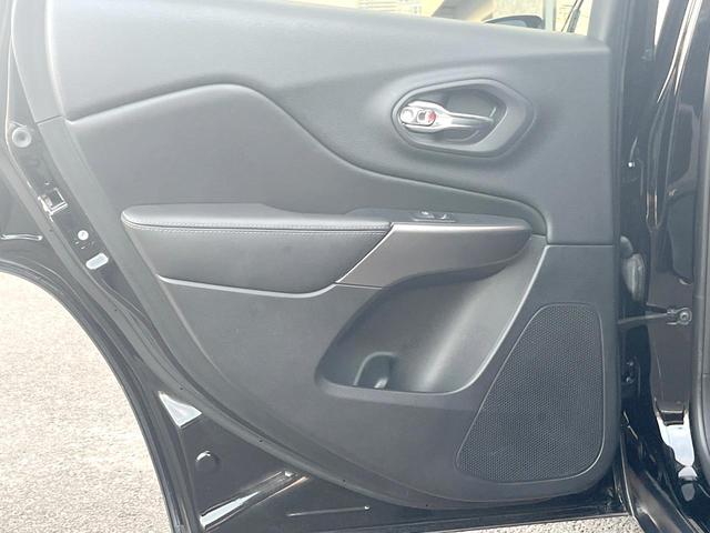 ジープ・チェロキー リミテッド　黒革シート　純正ナビＴＶ　ＡｐｐｌｅＣａｒＰｌａｙ　バックカメラ　アダプティブクルーズコントロール　パワーシート・ヒーター・ベンチレーション　パワーバックドア　ＬＥＤヘッド　ＥＴＣ　禁煙車（55枚目）