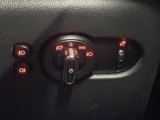 ＭＩＮＩ クーパーＤ　セブン　５ドア　特別仕様車　ナビゲーションＰＫＧ　ドライビングアシスト　ＬＥＤヘッド・フォグ　ヘッドアップディスプレイ　バックカメラ　アクティブクルーズコントロール　ハーフレザーシート　ＥＴＣ　禁煙車（35枚目）