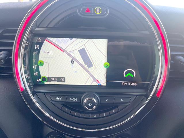 MINI クーパーD 5ドア カメラ/パーキングアシストPKG ペッパーPKG LEDヘッドランプ/ユニオンジャックデザインLEDリアコンビネーションランプ 純正ナビ 前席シートヒーター OP18インチAW ETC 禁煙車(4枚目)