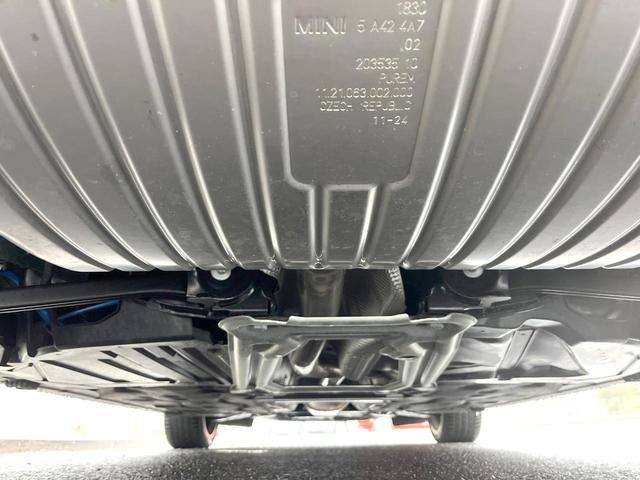 ＭＩＮＩ クーパーＳ　クラシック・トリム　５ドア　ＯＰ１８インチＡＷ　ＡｐｐｌｅＣａｒＰｌａｙ　純正ナビ　全周囲カメラ　アクティブクルーズコントロール　シートヒーター　ＬＥＤヘッド　ヘッドアップディスプレイ　ハーフレザーシート　ＥＴＣ　禁煙車（20枚目）