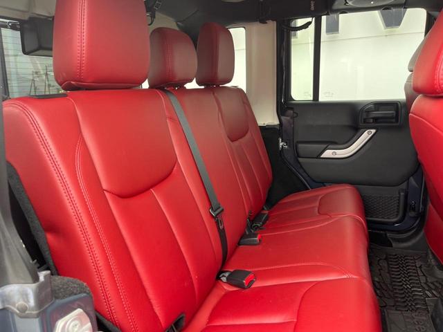 ジープ・ラングラーアンリミテッド ルビコンハードロック　特別仕様車　「ＲＵＢＩＣＯＮ」刺繍入り赤革シート　ｃａｒｒｏｚｚｅｒｉａ製ナビ　フルセグ　バックカメラ　前席シートヒーター　クルーズコントロール　純正１７インチアルミホイール　ＥＴＣ　禁煙（9枚目）