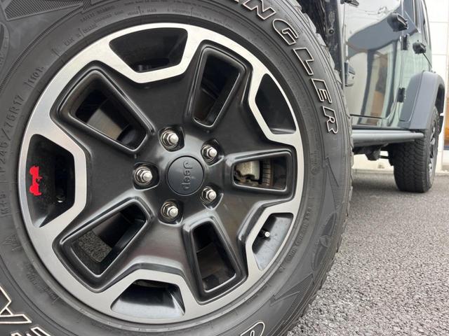 ジープ・ラングラーアンリミテッド ルビコンハードロック　特別仕様車　「ＲＵＢＩＣＯＮ」刺繍入り赤革シート　ｃａｒｒｏｚｚｅｒｉａ製ナビ　フルセグ　バックカメラ　前席シートヒーター　クルーズコントロール　純正１７インチアルミホイール　ＥＴＣ　禁煙（13枚目）
