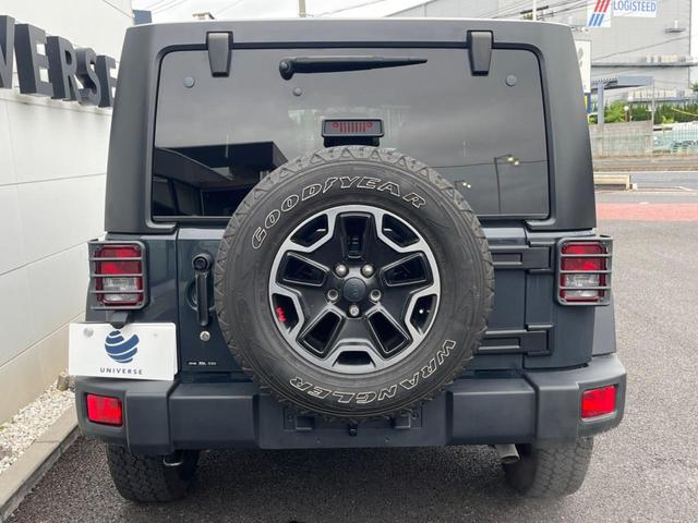 ジープ・ラングラーアンリミテッド ルビコンハードロック　特別仕様車　「ＲＵＢＩＣＯＮ」刺繍入り赤革シート　ｃａｒｒｏｚｚｅｒｉａ製ナビ　フルセグ　バックカメラ　前席シートヒーター　クルーズコントロール　純正１７インチアルミホイール　ＥＴＣ　禁煙（15枚目）