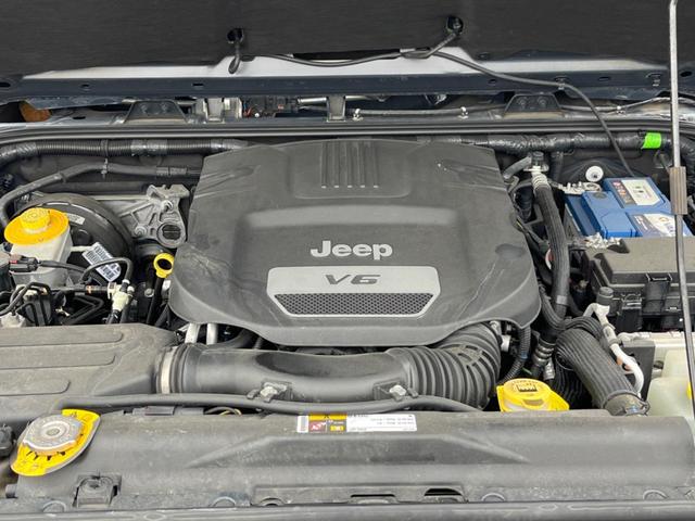 ジープ・ラングラーアンリミテッド ルビコンハードロック　特別仕様車　「ＲＵＢＩＣＯＮ」刺繍入り赤革シート　ｃａｒｒｏｚｚｅｒｉａ製ナビ　フルセグ　バックカメラ　前席シートヒーター　クルーズコントロール　純正１７インチアルミホイール　ＥＴＣ　禁煙（18枚目）
