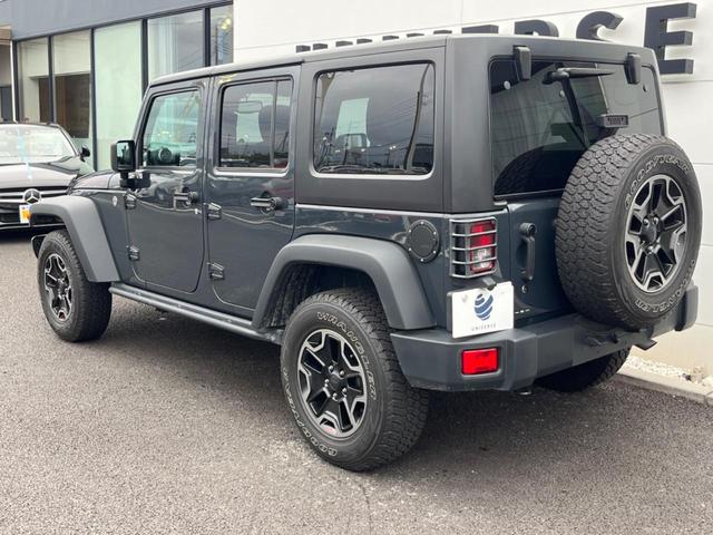 ジープ・ラングラーアンリミテッド ルビコンハードロック　特別仕様車　「ＲＵＢＩＣＯＮ」刺繍入り赤革シート　ｃａｒｒｏｚｚｅｒｉａ製ナビ　フルセグ　バックカメラ　前席シートヒーター　クルーズコントロール　純正１７インチアルミホイール　ＥＴＣ　禁煙（19枚目）