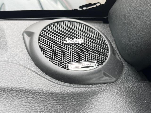 ジープ・ラングラーアンリミテッド ルビコンハードロック　特別仕様車　「ＲＵＢＩＣＯＮ」刺繍入り赤革シート　ｃａｒｒｏｚｚｅｒｉａ製ナビ　フルセグ　バックカメラ　前席シートヒーター　クルーズコントロール　純正１７インチアルミホイール　ＥＴＣ　禁煙（25枚目）