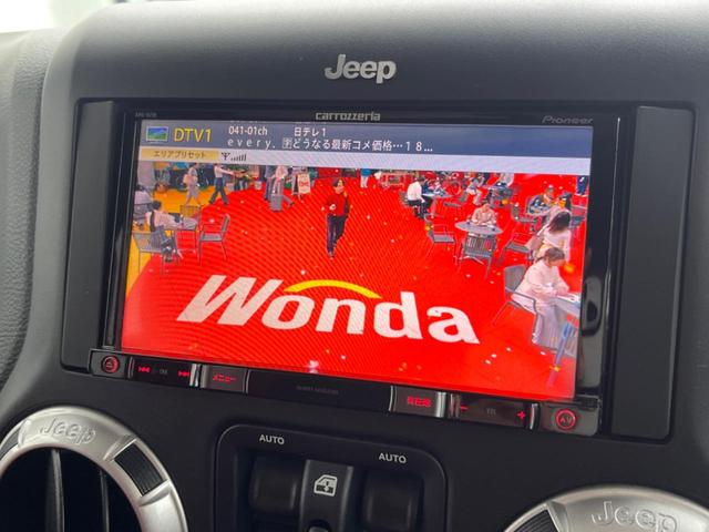 ジープ・ラングラーアンリミテッド ルビコンハードロック　特別仕様車　「ＲＵＢＩＣＯＮ」刺繍入り赤革シート　ｃａｒｒｏｚｚｅｒｉａ製ナビ　フルセグ　バックカメラ　前席シートヒーター　クルーズコントロール　純正１７インチアルミホイール　ＥＴＣ　禁煙（29枚目）