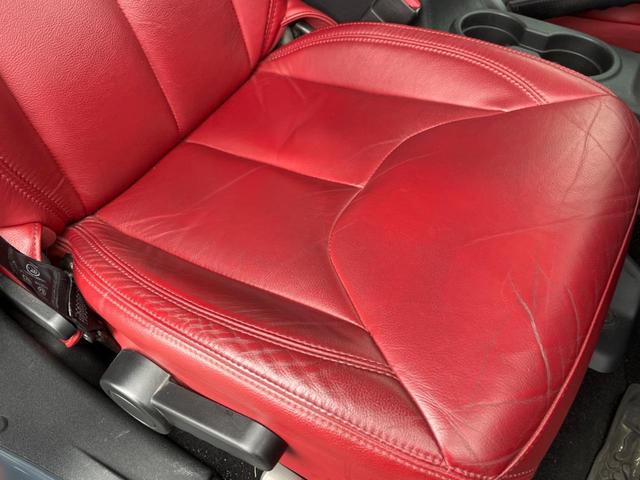 ジープ・ラングラーアンリミテッド ルビコンハードロック　特別仕様車　「ＲＵＢＩＣＯＮ」刺繍入り赤革シート　ｃａｒｒｏｚｚｅｒｉａ製ナビ　フルセグ　バックカメラ　前席シートヒーター　クルーズコントロール　純正１７インチアルミホイール　ＥＴＣ　禁煙（35枚目）