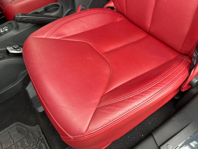 ジープ・ラングラーアンリミテッド ルビコンハードロック　特別仕様車　「ＲＵＢＩＣＯＮ」刺繍入り赤革シート　ｃａｒｒｏｚｚｅｒｉａ製ナビ　フルセグ　バックカメラ　前席シートヒーター　クルーズコントロール　純正１７インチアルミホイール　ＥＴＣ　禁煙（36枚目）