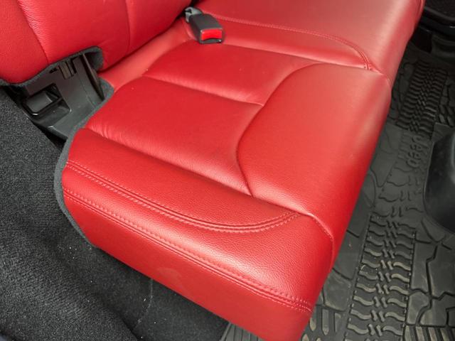 ジープ・ラングラーアンリミテッド ルビコンハードロック　特別仕様車　「ＲＵＢＩＣＯＮ」刺繍入り赤革シート　ｃａｒｒｏｚｚｅｒｉａ製ナビ　フルセグ　バックカメラ　前席シートヒーター　クルーズコントロール　純正１７インチアルミホイール　ＥＴＣ　禁煙（37枚目）