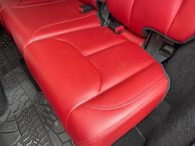 ジープ・ラングラーアンリミテッド ルビコンハードロック　特別仕様車　「ＲＵＢＩＣＯＮ」刺繍入り赤革シート　ｃａｒｒｏｚｚｅｒｉａ製ナビ　フルセグ　バックカメラ　前席シートヒーター　クルーズコントロール　純正１７インチアルミホイール　ＥＴＣ　禁煙（38枚目）