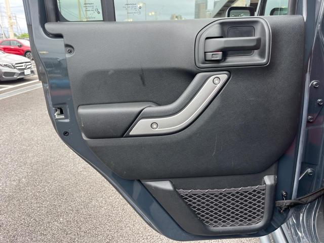 ジープ・ラングラーアンリミテッド ルビコンハードロック　特別仕様車　「ＲＵＢＩＣＯＮ」刺繍入り赤革シート　ｃａｒｒｏｚｚｅｒｉａ製ナビ　フルセグ　バックカメラ　前席シートヒーター　クルーズコントロール　純正１７インチアルミホイール　ＥＴＣ　禁煙（42枚目）