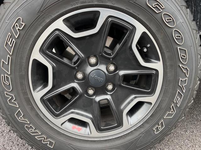 ジープ・ラングラーアンリミテッド ルビコンハードロック　特別仕様車　「ＲＵＢＩＣＯＮ」刺繍入り赤革シート　ｃａｒｒｏｚｚｅｒｉａ製ナビ　フルセグ　バックカメラ　前席シートヒーター　クルーズコントロール　純正１７インチアルミホイール　ＥＴＣ　禁煙（43枚目）