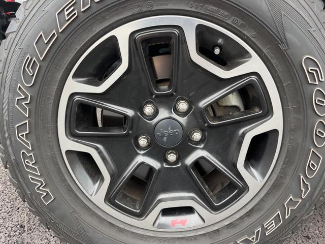 ジープ・ラングラーアンリミテッド ルビコンハードロック　特別仕様車　「ＲＵＢＩＣＯＮ」刺繍入り赤革シート　ｃａｒｒｏｚｚｅｒｉａ製ナビ　フルセグ　バックカメラ　前席シートヒーター　クルーズコントロール　純正１７インチアルミホイール　ＥＴＣ　禁煙（45枚目）