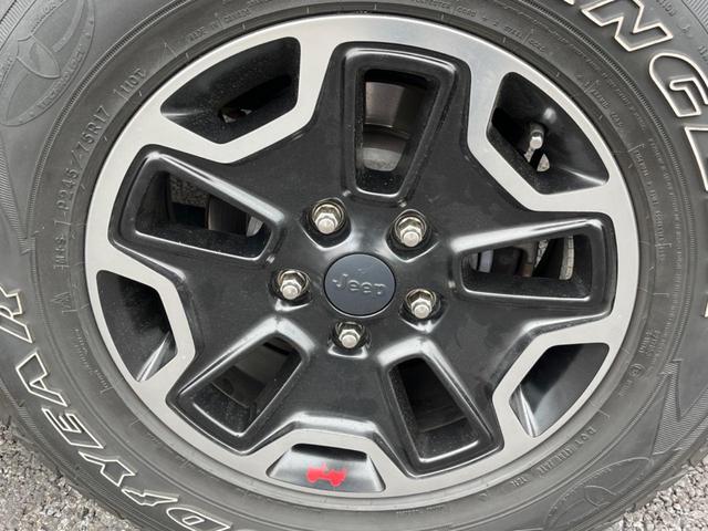 ジープ・ラングラーアンリミテッド ルビコンハードロック　特別仕様車　「ＲＵＢＩＣＯＮ」刺繍入り赤革シート　ｃａｒｒｏｚｚｅｒｉａ製ナビ　フルセグ　バックカメラ　前席シートヒーター　クルーズコントロール　純正１７インチアルミホイール　ＥＴＣ　禁煙（46枚目）