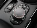 ●BMW ConnectedDrive『タッチパッドで、直感的なナビ操作が可能です!また、別途オプションでバッテリー電圧低下や、車両のメインテナンスを最寄のディーラーにて事前に通知されるサービスも♪』