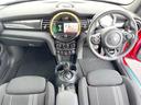 ＭＩＮＩ クーパーＳ　３ドア　カメラ／パーキングアシストＰＫＧ　ペッパーＰＫＧ　エナジェティックスタイル　ＡｐｐｌｅＣａｒＰｌａｙ　純正ナビ　バックカメラ　ＪＣＷ革巻ステアリング　衝突軽減　ＯＰ１７インチＡＷ　ＥＴＣ（2枚目）