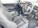 ＭＩＮＩ クーパーＳ　３ドア　カメラ／パーキングアシストＰＫＧ　ペッパーＰＫＧ　エナジェティックスタイル　ＡｐｐｌｅＣａｒＰｌａｙ　純正ナビ　バックカメラ　ＪＣＷ革巻ステアリング　衝突軽減　ＯＰ１７インチＡＷ　ＥＴＣ（8枚目）