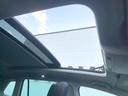 ●サンルーフ:開放感たっぷりの希少装備、サンルーフが装着されています!車内に明かりを取り入れたり景色を楽しむ以外にも、車内の空気も簡単に換気できて快適です!