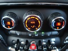 ●デュアルオートエアコン：運転席・助手席それぞれで温度設定が可能な独立式オートエアコンを標準装備しております！ 6