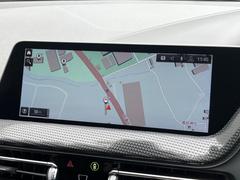 ●ＢＭＷ純正ナビ：一体感のあるナビは、高級感ある車内を演出してくれます。Ｂｌｕｅｔｏｏｔｈ再生などオーディオ機能も充実しておりますので、運転もより楽しめます♪ 4