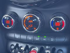 ●デュアルオートエアコン：運転席・助手席それぞれで温度設定が可能な独立式オートエアコンを標準装備しております！ 5