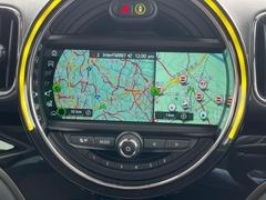 ●純正ナビ：一体感のあるナビは、高級感ある車内を演出してくれます。Ｂｌｕｅｔｏｏｔｈ再生などオーディオ機能も充実しておりますので、運転もより楽しめます♪ 4